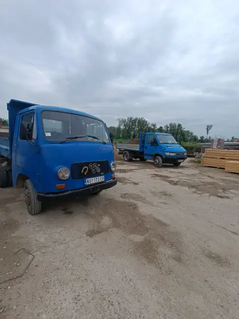 Kamion sa kranom Majkić Prevoz tokom utovara metalnih elemenata u Sremskim Karlovcima