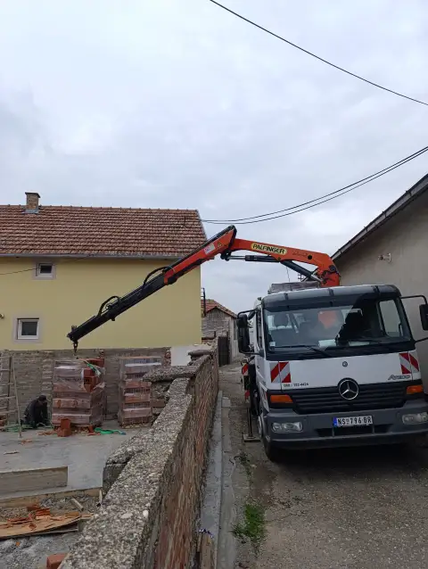 Utovar građevinskog materijala na terenu, Majkić Prevoz