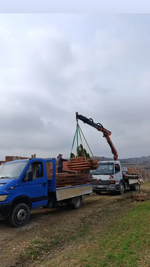 Kran na kamionu Majkić Prevoz u radu na gradilištu